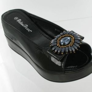Helens Heart Black Medallion Hidden Wedge